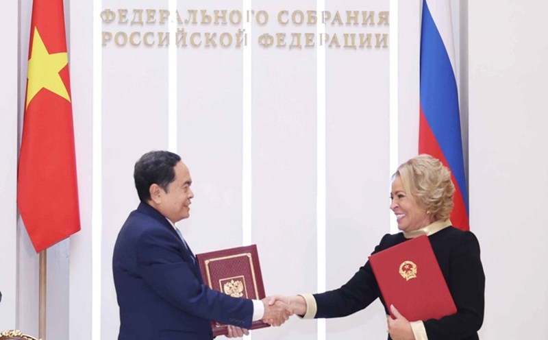 Chủ tịch Quốc hội Trần Thanh Mẫn và Chủ tịch V.I Matvienko ký thỏa thuận hợp tác giữa Quốc hội Việt Nam và Hội đồng Liên bang Quốc hội Liên bang Nga. Ảnh: TTXVN
