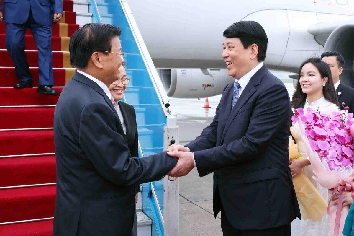 Politburo member and Standing member of the Secretariat Luong Cuong welcomed Lao General Secretary and President Thongloun Sisoulith and his wife at Noi Bai International Airport. Photo: VNA