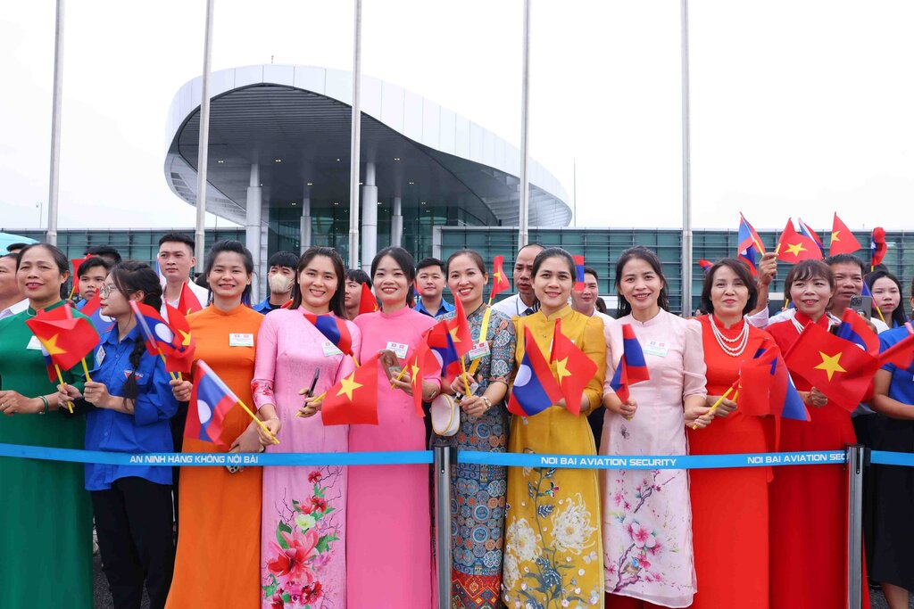 Hanoi people welcome Lao General Secretary and President Thongloun Sisoulith, his wife and the high-ranking delegation of the Lao Party and State on a State visit to Vietnam. Photo: VNA