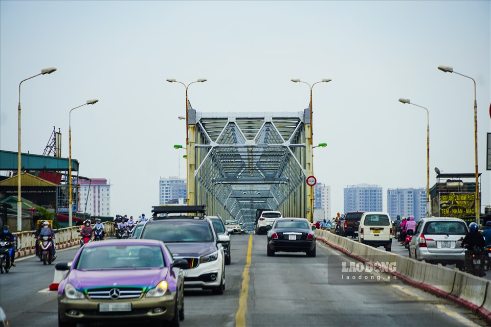 Hà Nội cấm các phương tiện xe khách, xe hợp đồng, xe du lịch trên 9 chỗ; cấm xe tải có tải trọng trên 0,5 tấn đi qua cầu Chương Dương. Ảnh: TÙNG GIANG
