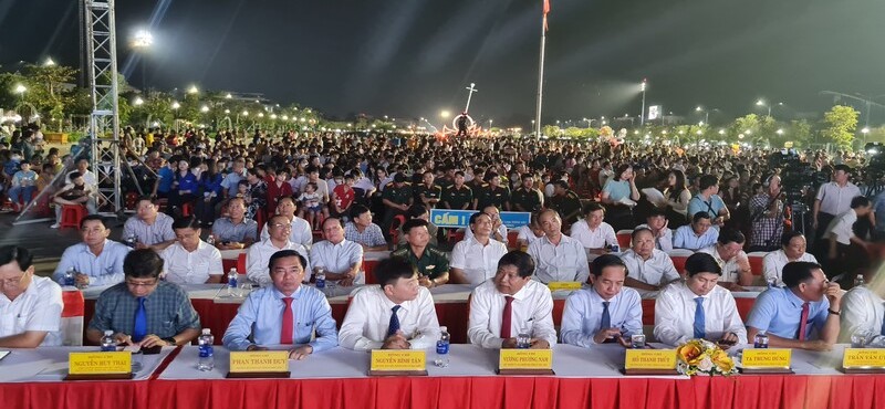 Nhieu can bo, nguoi dan Bac Lieu don nam moi. Anh: Nhat Ho