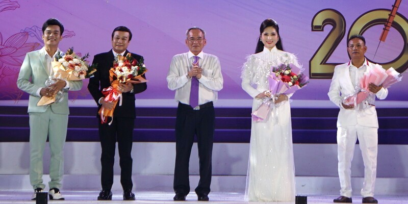 Bi thu Tinh uy Bac Lieu tang hoa chuc mung 4 nghe si duoc phong tang Nghe si uu tu. Anh: Nhat Ho