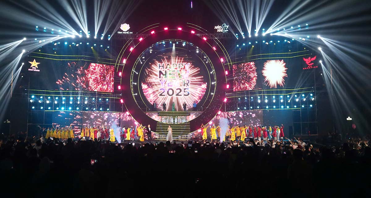 The art program “Hao khi Song Lam” welcomes the new year 2025 at Ho Chi Minh Square, Vinh City, Nghe An. Photo: Quang Dai