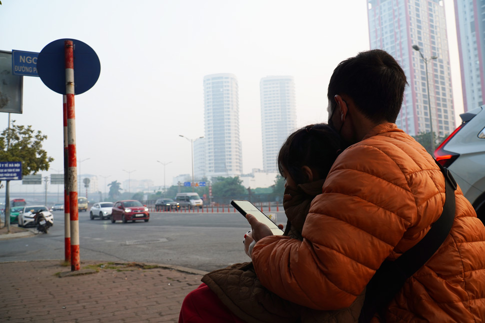 People returning home late are secretly happy because traffic is "easy" on the first day of the new year