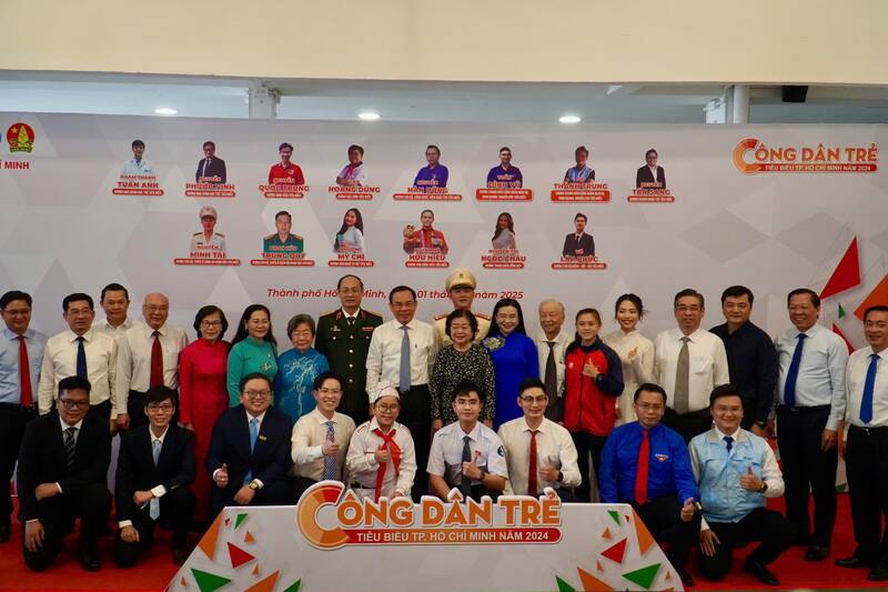 On January 1, 2025, the Ho Chi Minh City Youth Union held a ceremony to honor outstanding young citizens of Ho Chi Minh City in 2024. Photo: Ngoc Le