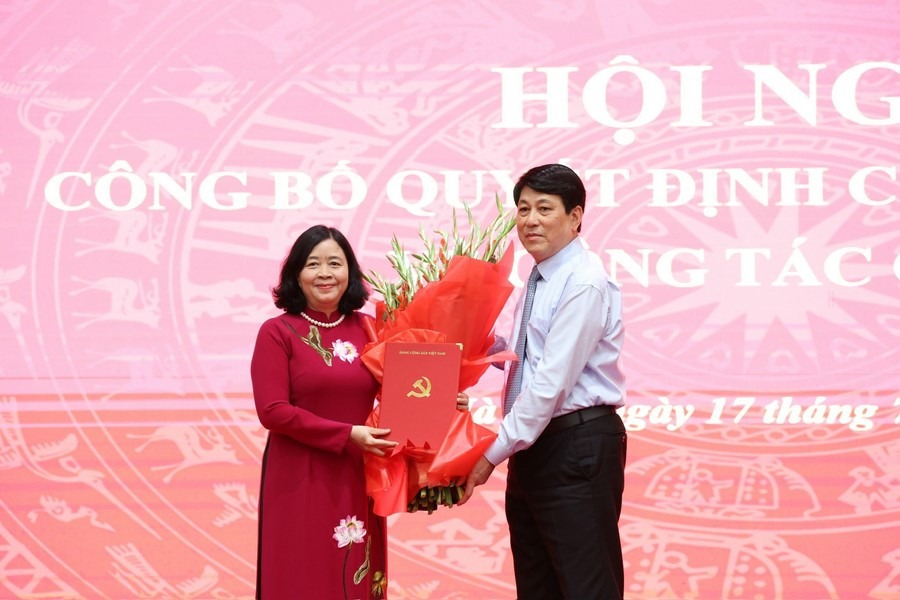 The Politburo has assigned and appointed Ms. Bui Thi Minh Hoai, Politburo member and Head of the Central Commission for Mass Mobilization, to join the Executive Committee and Standing Committee, holding the position of Secretary of the Hanoi Party Committee. Photo: Viet Thanh