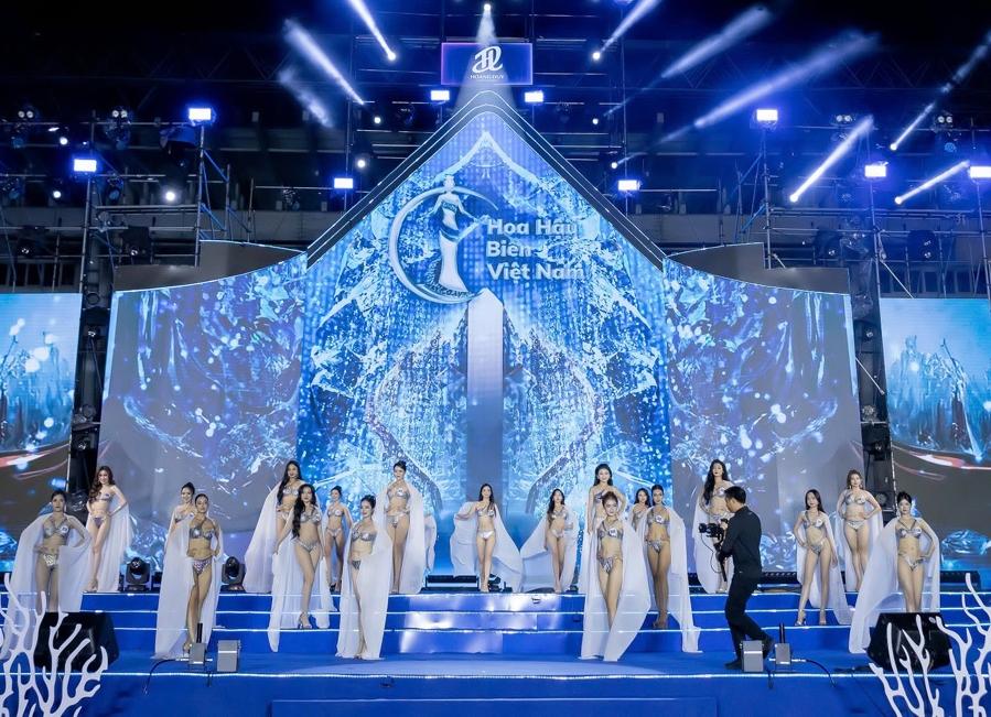 Thi sinh trinh dien bikini. Anh: Ban to chuc. 