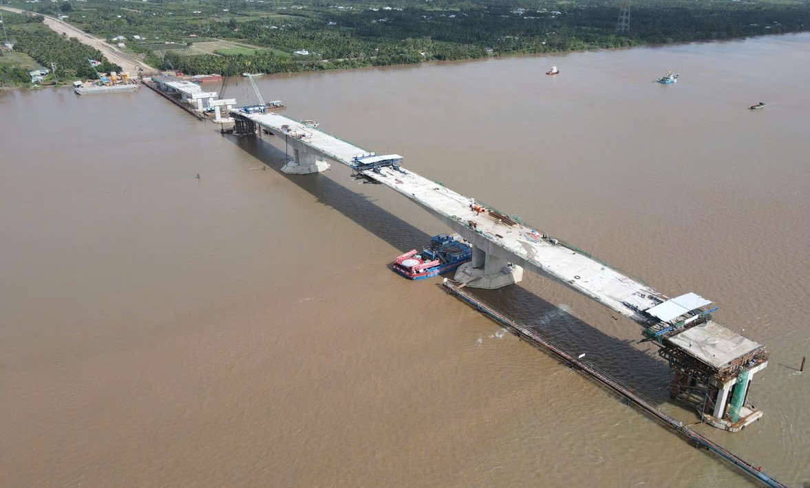 Tet holiday on Dai Ngai 2 bridge construction site before closing day