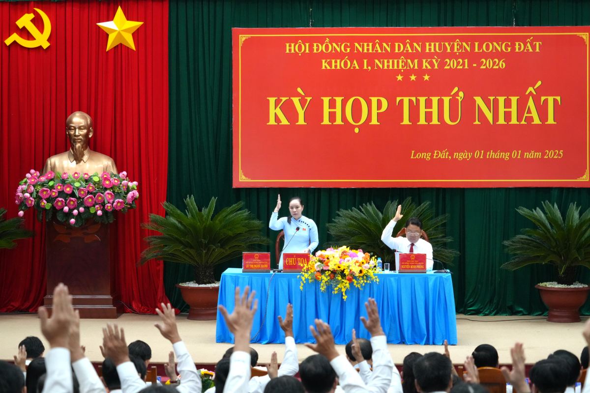 Ba Le Thi Ngoc Hanh (dung) duoc bau la Chu tich HDND dieu hanh ky hop thu nhat HDND huyen Long Dat, khoa I, nhiem ky 2021-2026. Anh: Thanh An