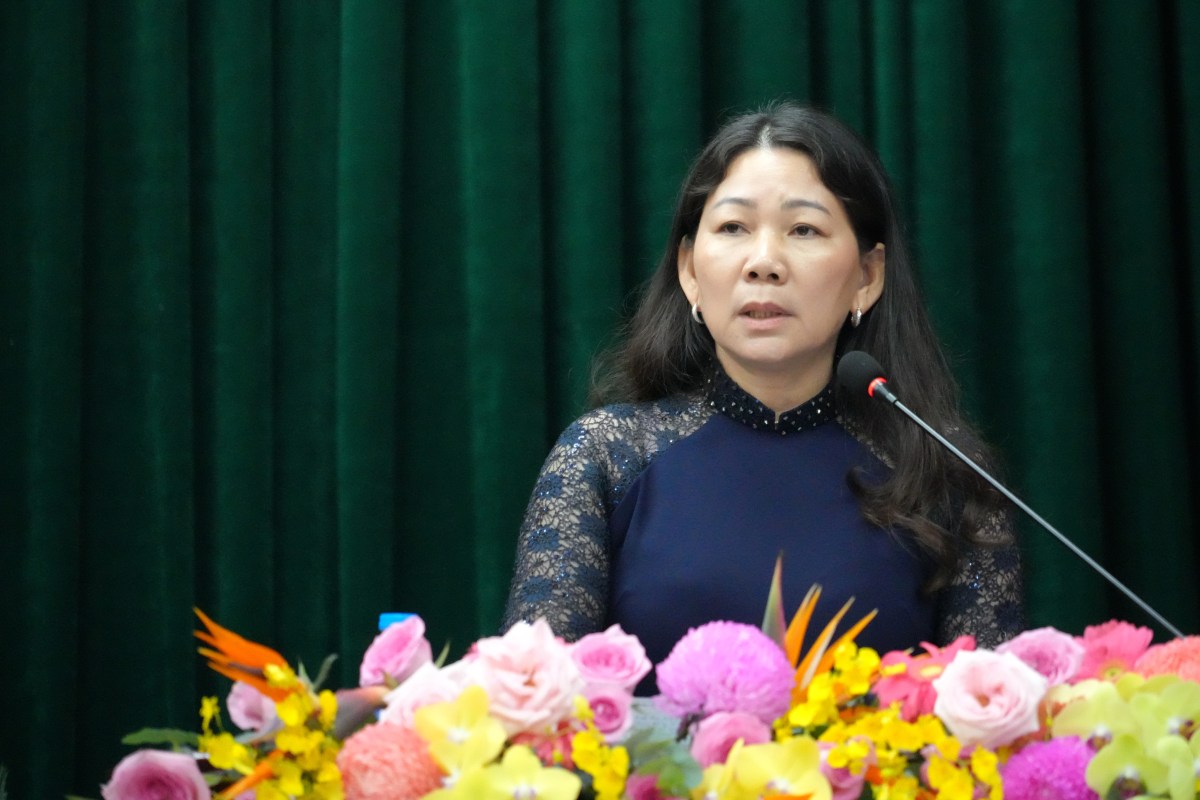 Ms. Do Thi Hong was elected as Chairwoman of the People's Committee of Long Dat district, Ba Ria - Vung Tau province, giving a speech accepting the assignment. Photo: Thanh An