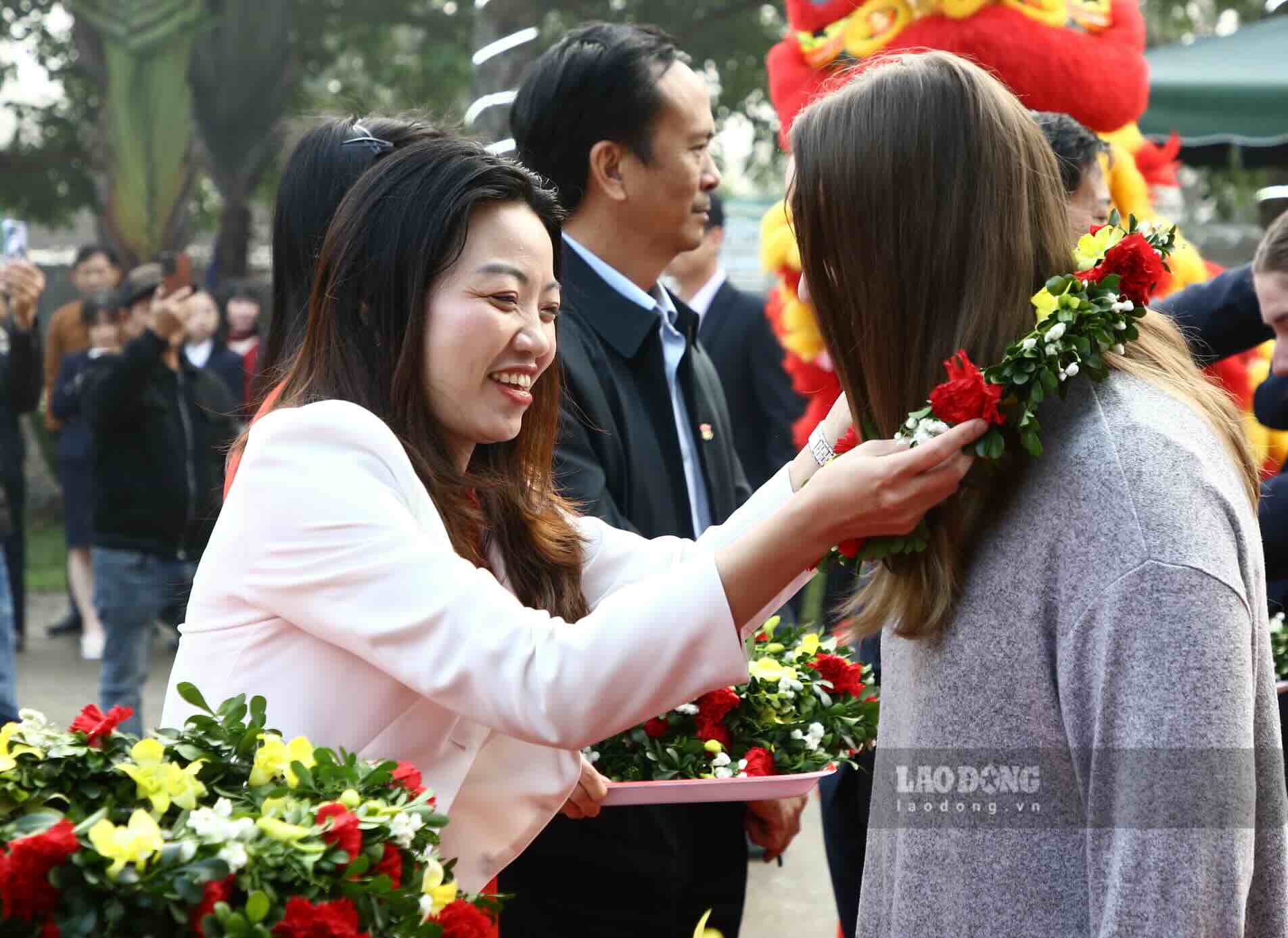 Lanh dao nganh Du lich Quang Binh tang hoa cho cac du khach. Anh: CONG SANG