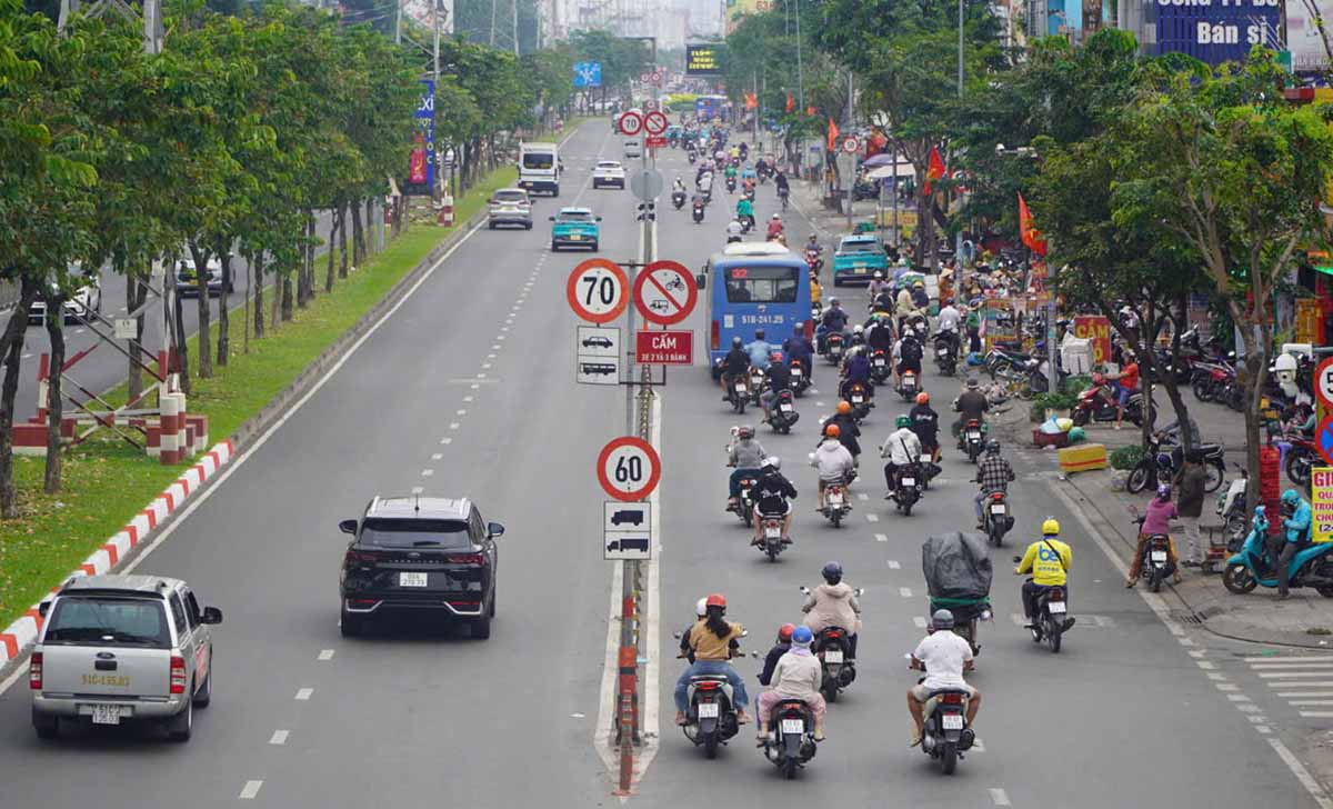 Ho Chi Minh City's roads are clear, vehicles move smoothly during the 2025 New Year holiday. Photo: Chan Phuc