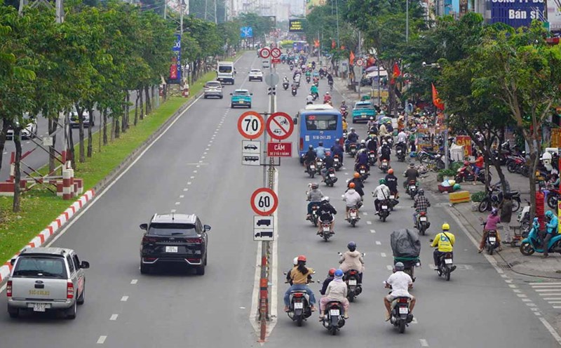 Ho Chi Minh City's roads are clear, vehicles move smoothly during the 2025 New Year holiday. Photo: Chan Phuc