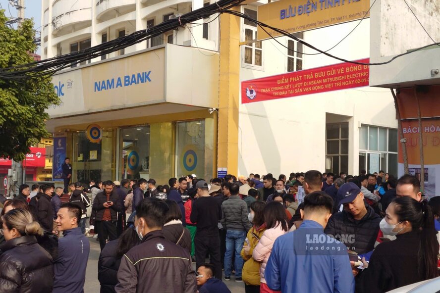 Many people came to the post office to receive tickets. Photo: Truong Quan.