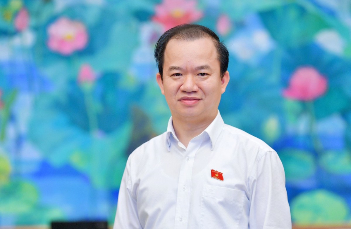 Associate Professor, Dr. Bui Hoai Son - Standing Member of the National Assembly's Committee on Culture and Education - shared about the organization's arrangement and streamlining. Photo: Ai Van
