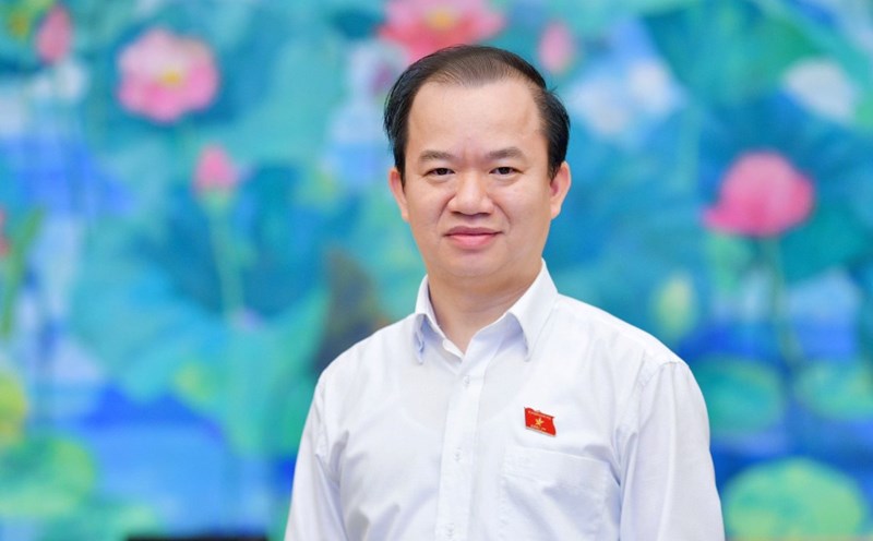 Associate Professor, Dr. Bui Hoai Son - Standing Member of the National Assembly's Committee on Culture and Education - shared about the organization's arrangement and streamlining. Photo: Ai Van