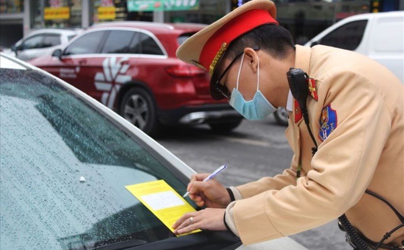 From 2025, car drivers who use their feet to control the steering wheel and cause accidents will be fined up to 70 million. Photo: Nguyen Bac