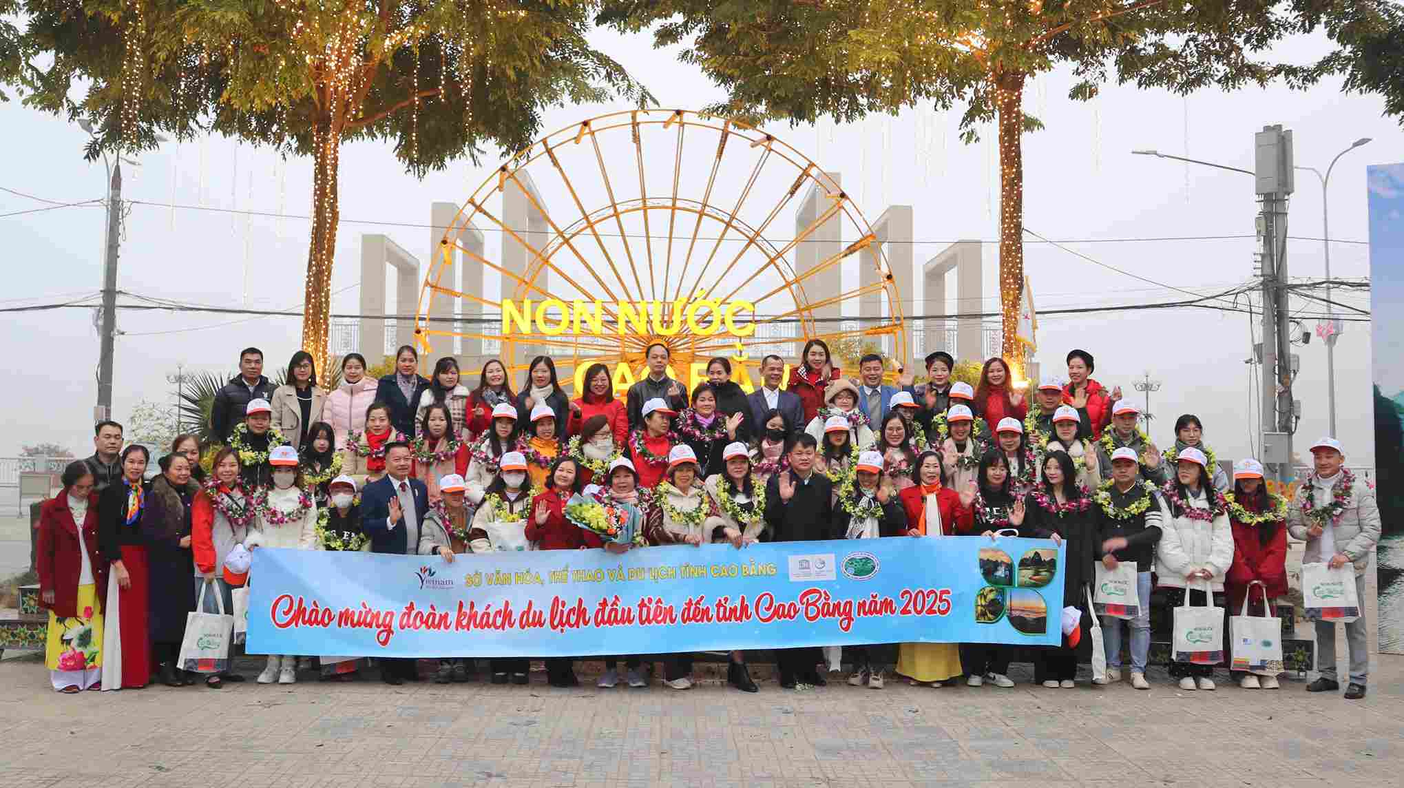 The first 60 tourists arrived in Cao Bang on New Year's Day. Photo: Dieu Linh.