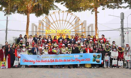 60 du khách đầu tiên tới Cao Bằng ngày đầu năm mới. Ảnh: Diệu Linh.