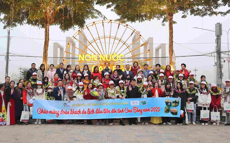 The first 60 tourists arrived in Cao Bang on New Year's Day. Photo: Dieu Linh.