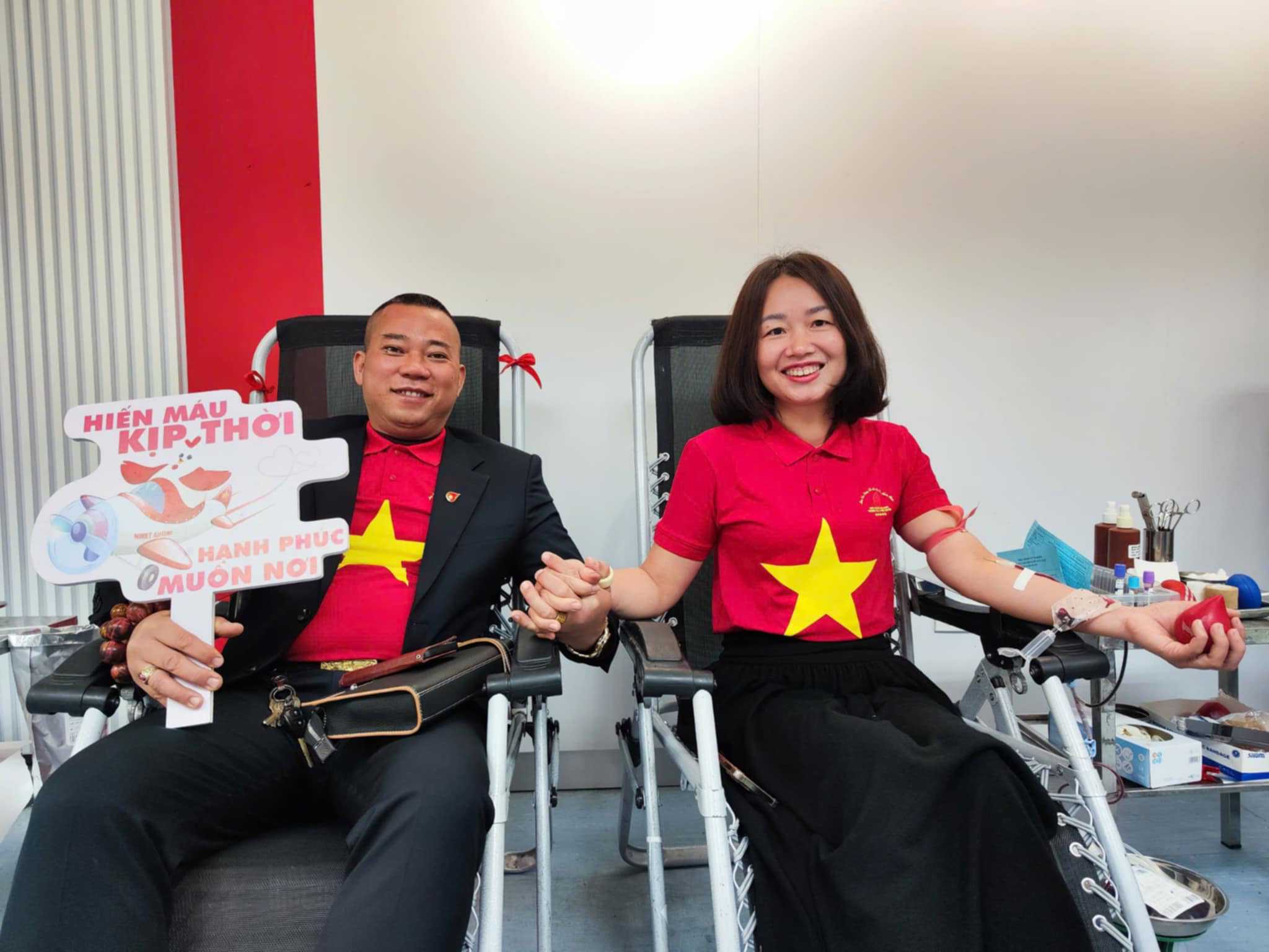 Mr. Ngo Quoc Diep and his wife went from Thuong Tin (Hanoi) to the Institute to donate blood early in the morning. They are "regular customers" of the Institute.
