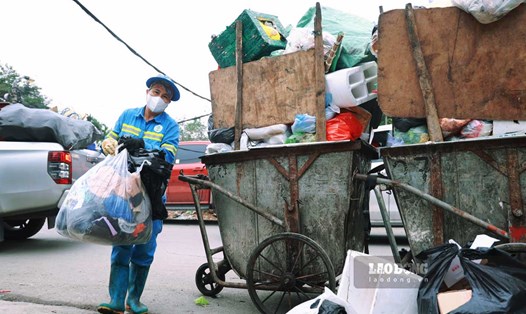 Vì còn nhiều người dân chưa ý thức việc phân loại rác tại nhà nên rác thải sinh hoạt vẫn bị vứt chung vào các xe rác. Ảnh: Việt Anh