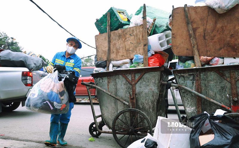 Because many people are not aware of sorting waste at home, household waste is still thrown into garbage trucks. Photo: Viet Anh