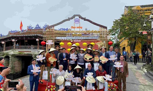 Hội An tổ chức đón đoàn khách quốc tế đầu năm 2025 tại di tích Chùa Cầu. Ảnh: Sơn Ca
