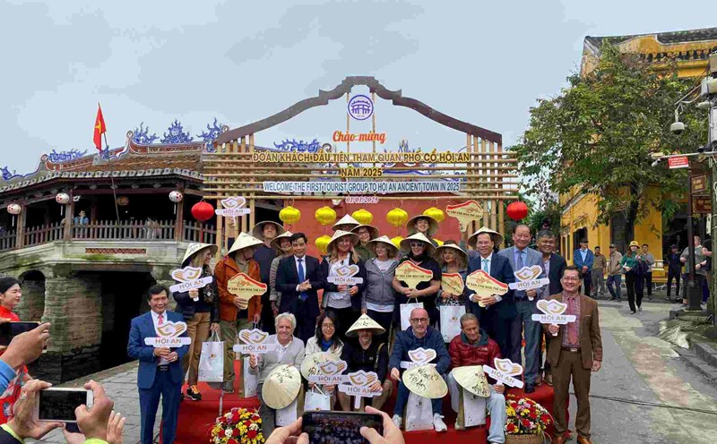 Hoi An organizes to welcome international visitors in early 2025 at the Japanese Covered Bridge relic. Photo: Son Ca