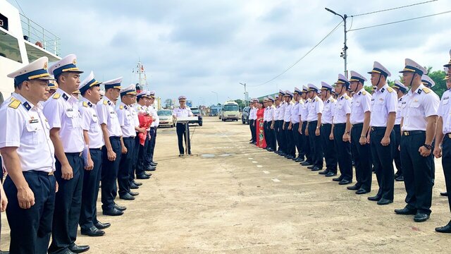 Colonel Tran Manh Chien, Party Secretary and Political Commissar of Naval Region 2, assigned tasks to two working delegations. Photo: Thuy Duong.