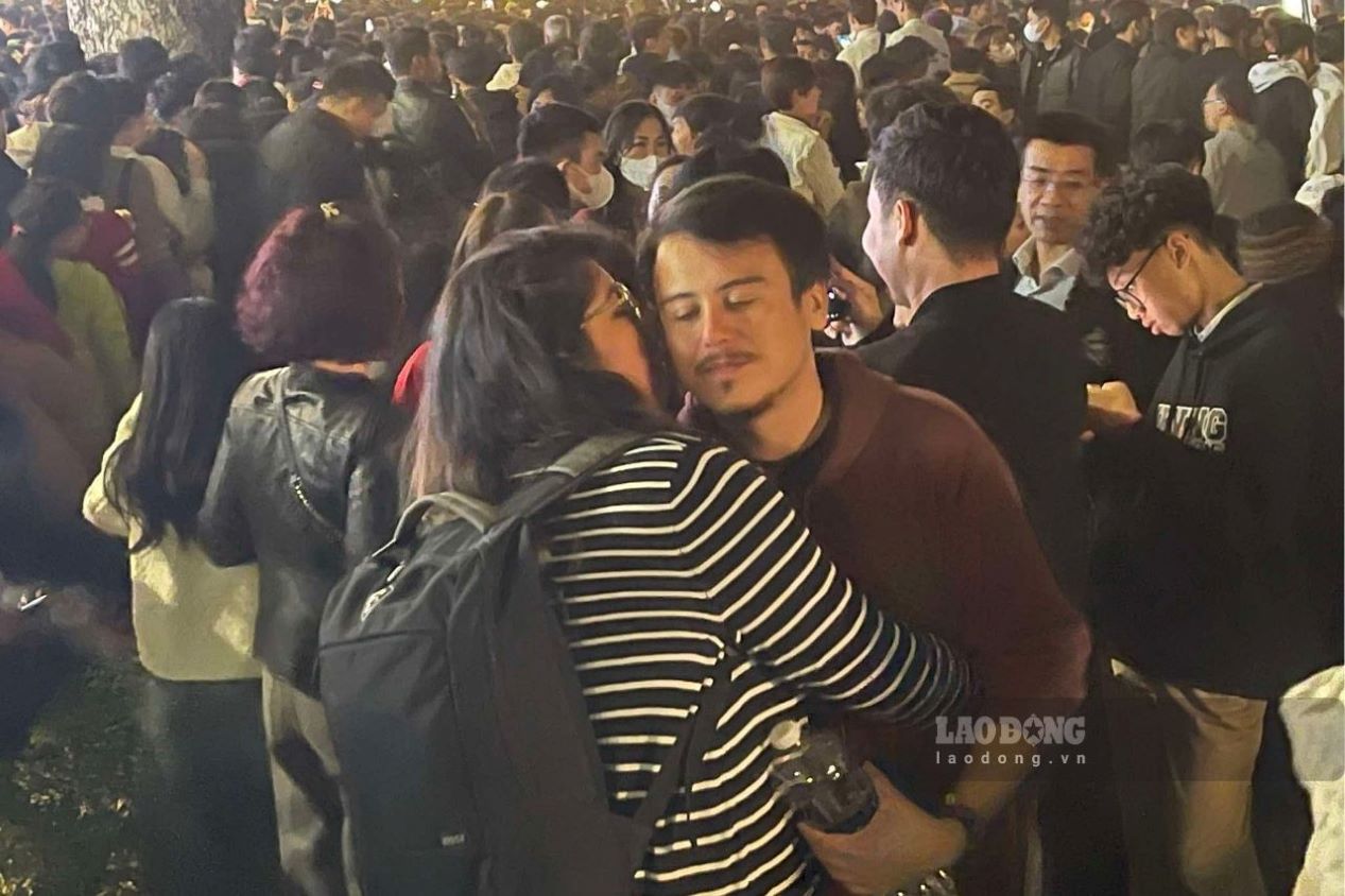 Mot cam doi trao nhau khoanh khac ngot ngao trong dem giao thua. Anh: Nguyen Dat