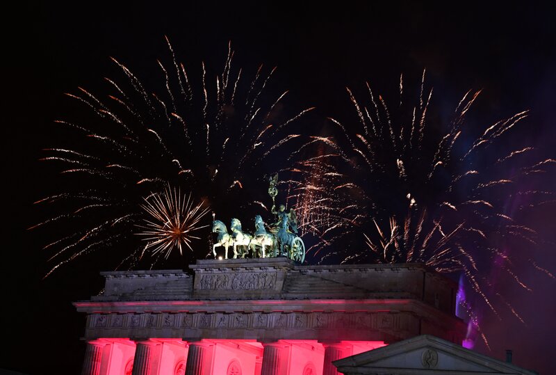 New Year fireworks on top of the Brandenburg Gate (Germany) on January 1, 2025. Photo: AFP
