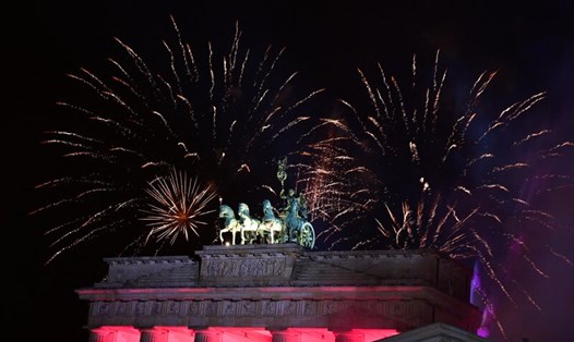 Pháo hoa năm mới trên đỉnh Cổng Brandenburg (Đức) vào ngày 1.1.2025. Ảnh: AFP