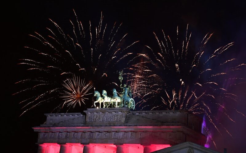 New Year fireworks on top of the Brandenburg Gate (Germany) on January 1, 2025. Photo: AFP