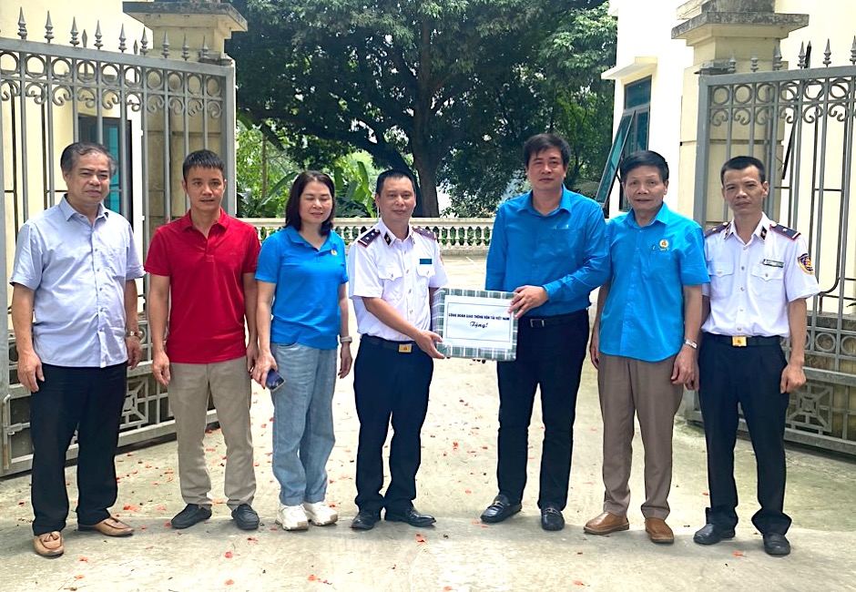 Mr. Pham Hoai Phuong - Chairman of Vietnam Transport Trade Union (3rd from right) - presents gifts to labor representatives. Photo: Van Quyet