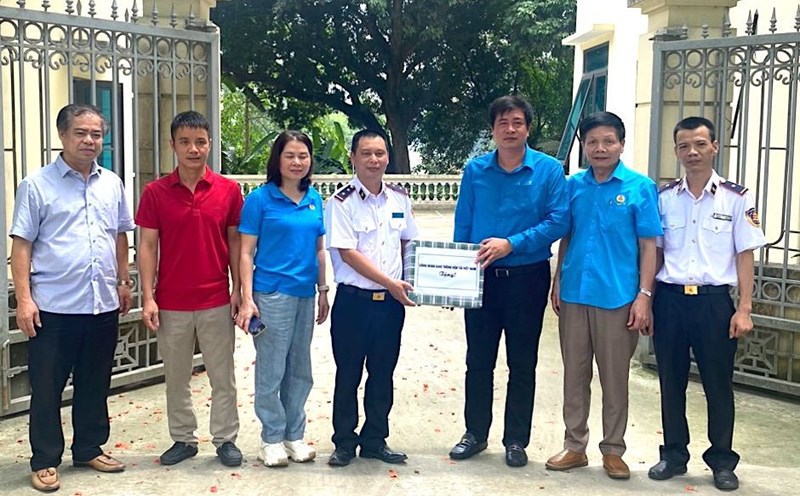 Mr. Pham Hoai Phuong - Chairman of Vietnam Transport Trade Union (3rd from right) - presents gifts to labor representatives. Photo: Van Quyet