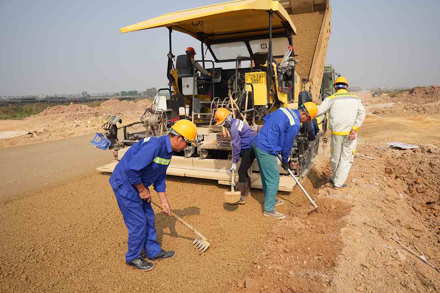 Mot so doan tuyen dang duoc don vi thi cong rai cap phoi da dam. Anh: Huu  Chanh