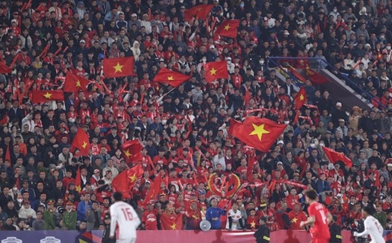 Viet Tri Stadium is always full of stands. Photo: Minh Dan