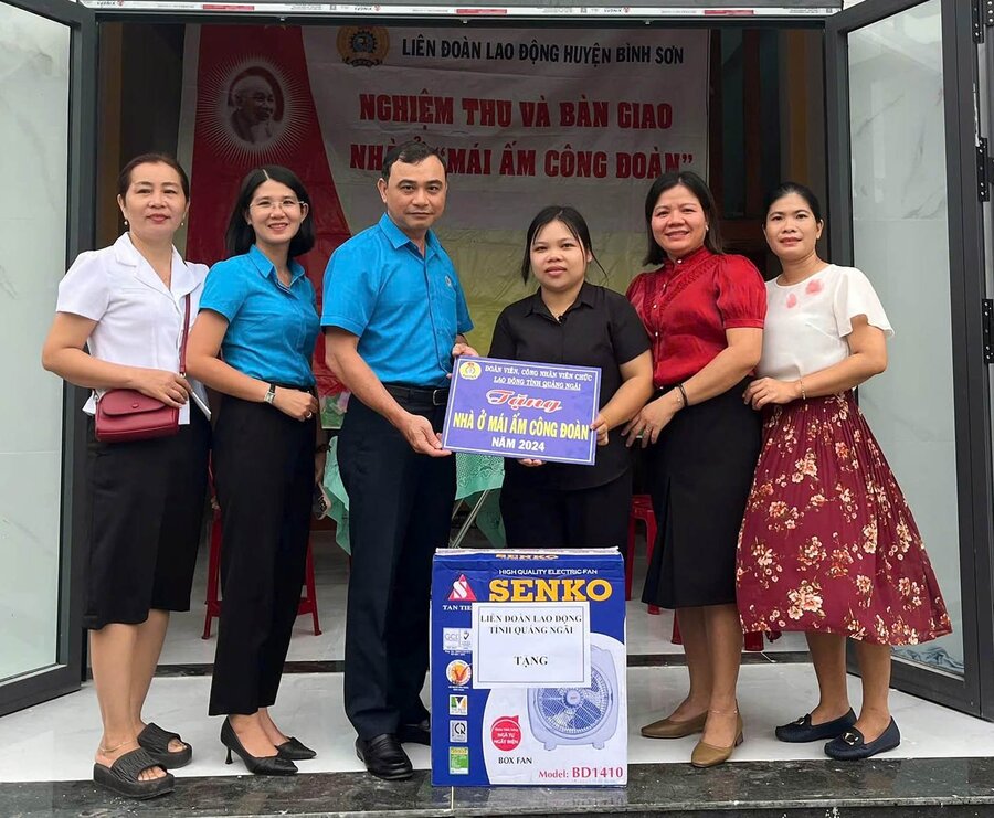 The Labor Federation of Binh Son District, Quang Ngai Province organized the acceptance and handover of "Union Shelter" to union members. Photo: Quang Ngai Labor Union.