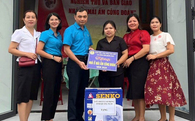 The Labor Federation of Binh Son District, Quang Ngai Province organized the acceptance and handover of "Union Shelter" to union members. Photo: Quang Ngai Labor Union.
