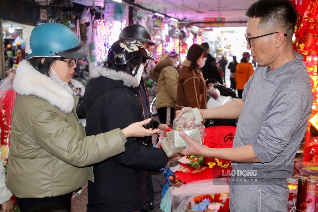 Anh Nguyễn Văn Thịnh, chủ gian hàng bán đồ trang trí tại chợ Thái cho biết: “Những ngày trước Tết Nguyên Đán là thời điểm bận rộn nhất trong năm. Năm nay, các mặt hàng đèn lồng, tranh đào rất được khách hàng ưa chuộng với giá dao động từ 100.000 - 400.000 đồng tùy từng loại. Tôi rất vui khi thấy khách chọn được món đồ ưng ý, mang về trang hoàng nhà cửa“.