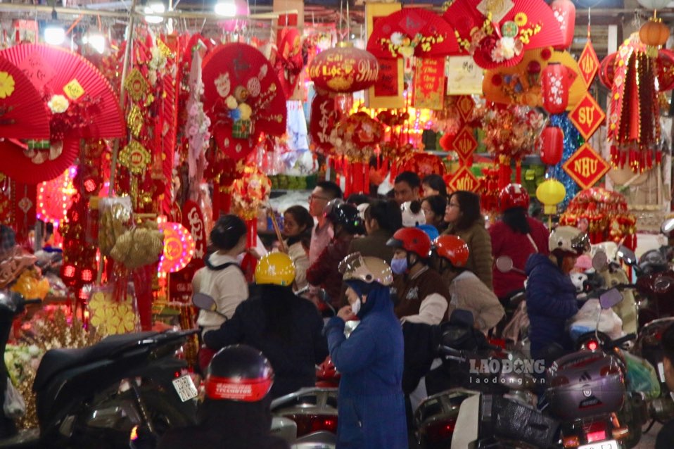 Bustling inside the oldest market in Thai Nguyen City on the eve of Lunar New Year 2025. Photo: Nguyen Hoan.