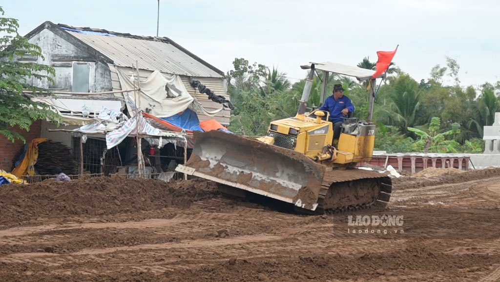 Doi ngu cong nhan thi cong thuc hien san lap mat bang va nen da tren cong truong du an cau Rach Mieu 2. 
