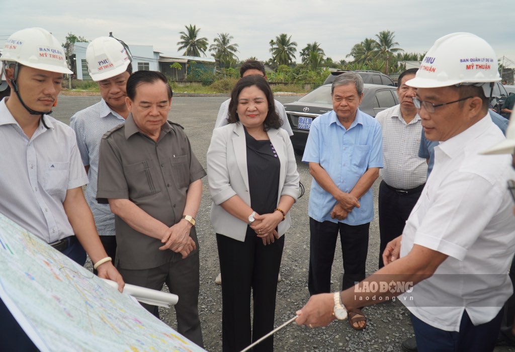 Ong Tran Van Thi - Giam doc Ban Quan ly du an My Thuan (Bo Giao thong Van tai) - cho biet, den nay, du an cau Rach Mieu 2 da hoan thanh tren 75%. De dua cong trinh ve dich dung tien do, don vi da chi dao cac nha thau trien khai thi cong 3 ca, 4 kip xuyen Tet Duong lich. Trong anh ong Tran Van Thi (ao trang ben phai) dang bao cao voi lanh dao tinh Ben Tre ve tien do thi cong du an cau Rach Mieu 2,
