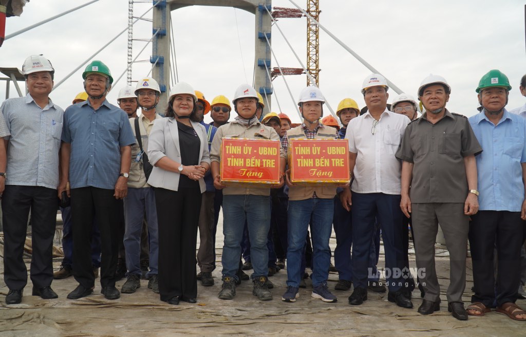 Dip nay, lanh dao tinh Ben Tre trao qua va tham hoi dong vien cong nhan lao dong thi cong du an cau Rach Mieu 2.