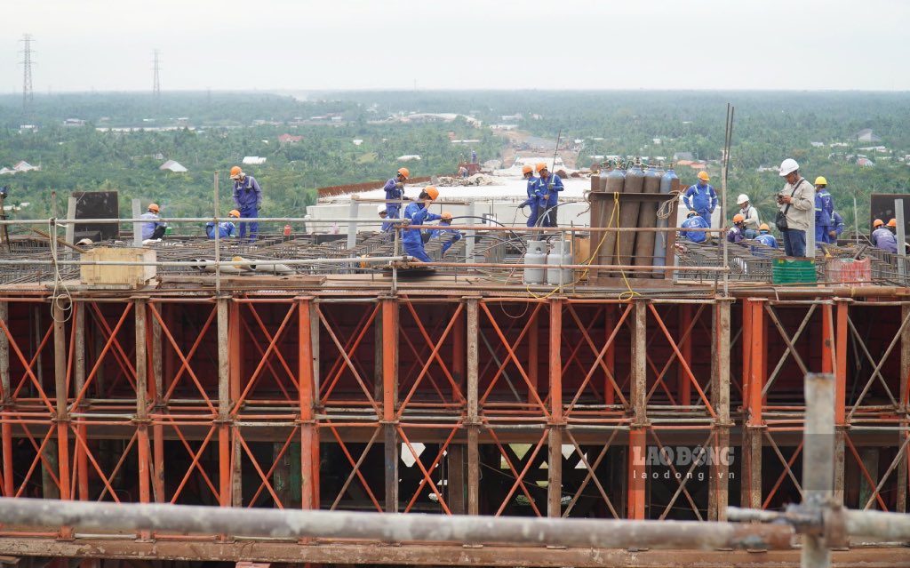 Theo ghi nhan cua phong vien Bao Lao Dong tai cac goi thau XL-02, XL-03 va XL-04, tren cong truong co rat nhieu cong nhan, ky su cung thiet bi, may moc tap trung lam viec o cac hang muc nhu san lap mat bang, bo cap day vang,…