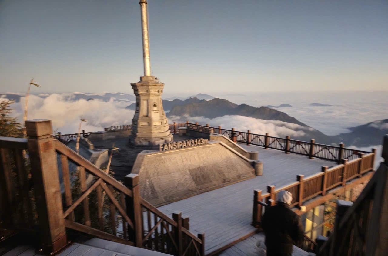 On the first day of 2025, frost appeared on the top of Fansipan. Photo: Minh Hai