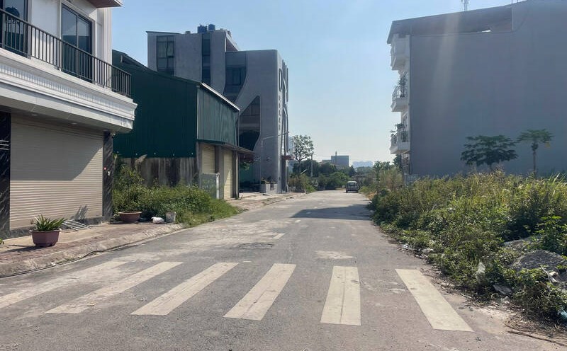 The land segment in the suburbs of Hanoi is attracting many investors. Photo: Thu Giang