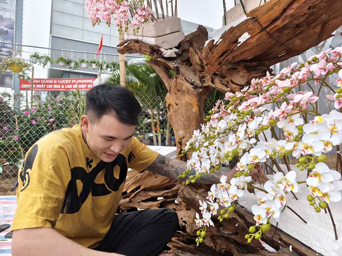 Nhan vien ky thuat thiet ke lan ho diep co cong viec thuong xuyen dem lai thu nhap cao vao dip Tet. Anh: Quang Dai