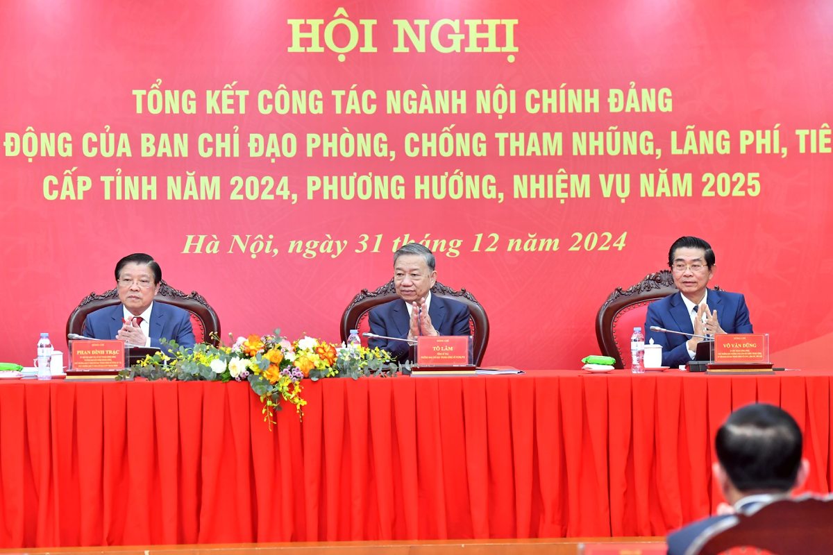 General Secretary To Lam attended and chaired the conference to review the work of the Party's Internal Affairs sector and the activities of the Steering Committee for anti-corruption, waste and negativity in provinces and centrally run cities in 2024, and directions and tasks for 2025. Photo: Dang Khoa